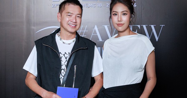 Quang Minh cùng vợ kém tuổi đi sự kiện, tiết lộ cuộc sống hôn nhân: góc nhìn mới cho người chơi Việt - hình ảnh - shbetvn1.com Quang Minh cùng vợ kém tuổi đi sự kiện, tiết lộ cuộc sống hôn nhân: góc nhìn mới cho người chơi Việt - hình ảnh - shbetvn1.com