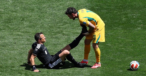 Trọng tài Mỹ – Úc bị chuột rút giữa trận, cầu thủ lao vào ‘cứu’ gây sốt World Cup 2026 - hình ảnh - shbetvn1.com