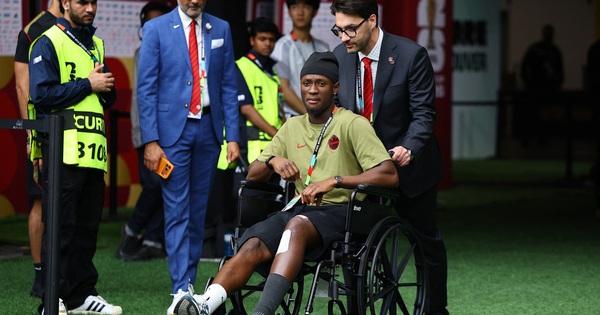 Tiền đạo Canada xuất hiện trên xe lăn sau chấn thương kinh hoàng, FIFA phạt nguội cực nặng sao Qatar - hình ảnh - shbetvn1.com Tiền đạo Canada xuất hiện trên xe lăn sau chấn thương kinh hoàng, FIFA phạt nguội cực nặng sao Qatar - hình ảnh - shbetvn1.com