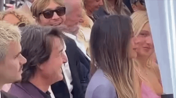 Vợ Beckham gây tranh cãi vì để Tom Cruise hôn tay – Góc nhìn từ cộng đồng cá cược thể thao - hình ảnh - shbetvn1.com Vợ Beckham gây tranh cãi vì để Tom Cruise hôn tay – Góc nhìn từ cộng đồng cá cược thể thao - hình ảnh - shbetvn1.com