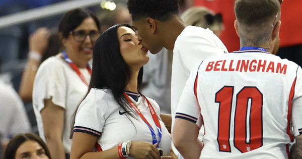 Chuyện ‘yêu’ tại World Cup 2026: Đội tuyển Anh cấm WAGs, còn Messi và Ronaldo thì sao? - hình ảnh - shbetvn1.com Chuyện ‘yêu’ tại World Cup 2026: Đội tuyển Anh cấm WAGs, còn Messi và Ronaldo thì sao? - hình ảnh - shbetvn1.com