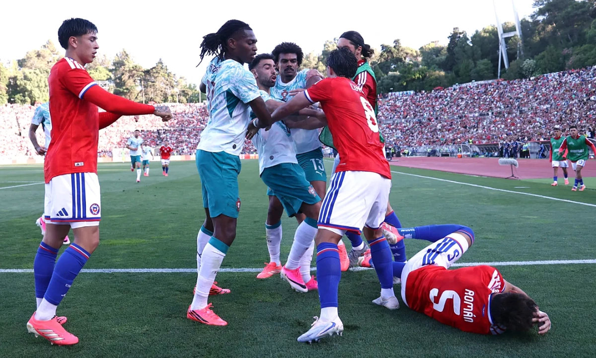 Tiền đạo Bồ Đào Nha tát đối thủ trong trận giao hữu trước World Cup - hình ảnh - shbetvn1.com