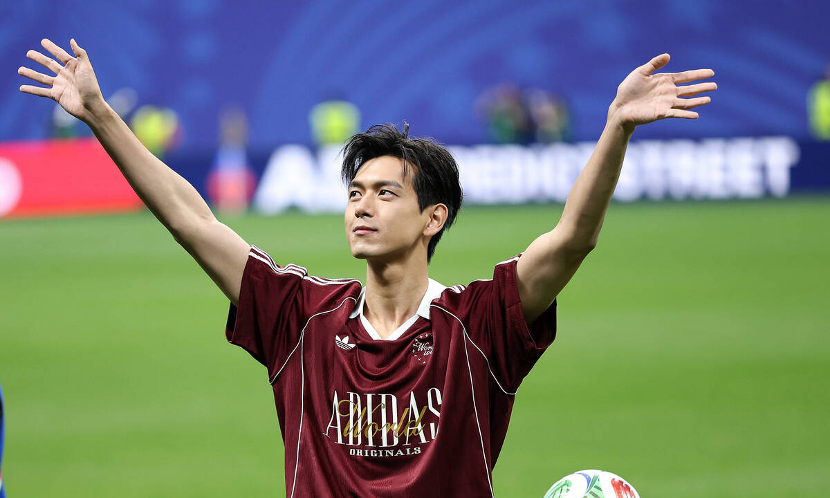 Tài tử Lý Hiện gây sốt trên sân bóng World Cup: góc nhìn mới cho người chơi Việt - hình ảnh - shbetvn1.com Tài tử Lý Hiện gây sốt trên sân bóng World Cup: góc nhìn mới cho người chơi Việt - hình ảnh - shbetvn1.com