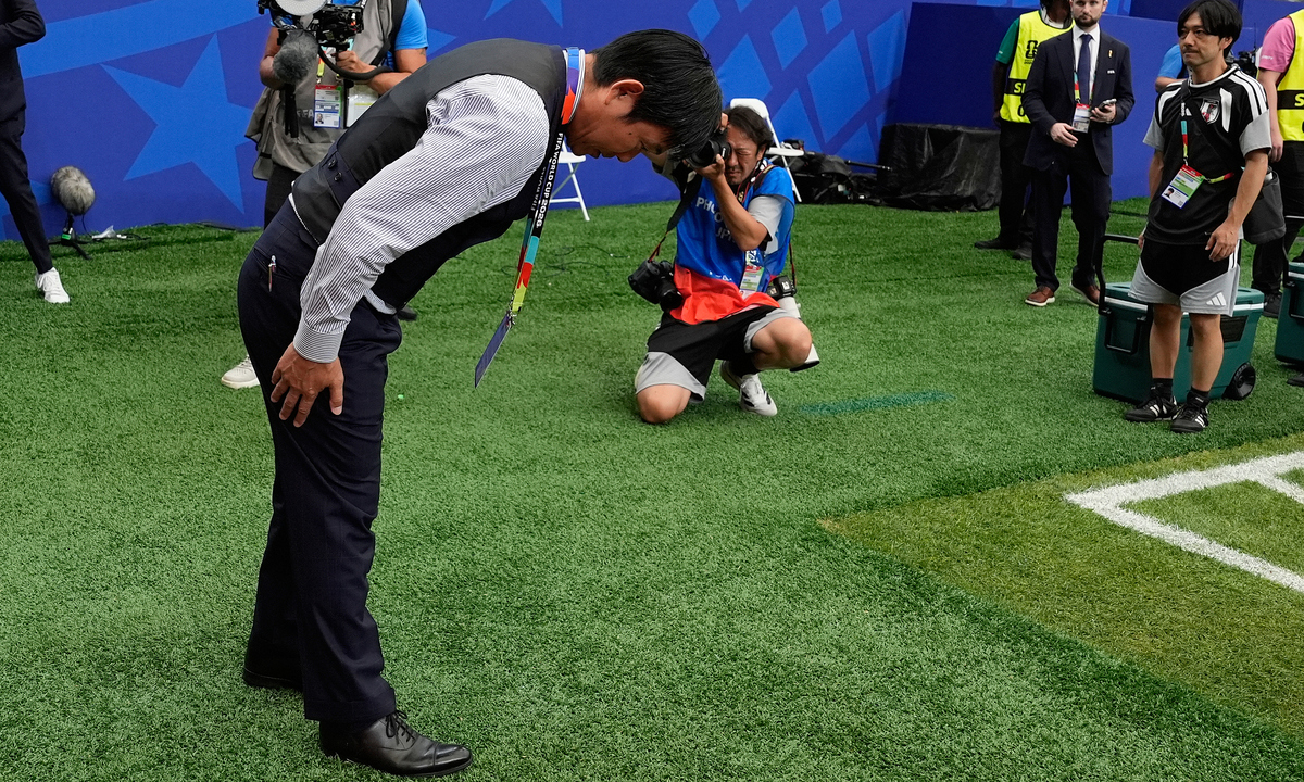 HLV Nhật Bản cúi đầu tri ân khán giả ở World Cup 2026 - hình ảnh - shbetvn1.com