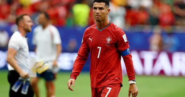 Ronaldo rời sân gây xôn xao: HLV Bồ Đào Nha lý giải do ‘chưa quen quy trình’ - hình ảnh - shbetvn1.com Ronaldo rời sân gây xôn xao: HLV Bồ Đào Nha lý giải do ‘chưa quen quy trình’ - hình ảnh - shbetvn1.com