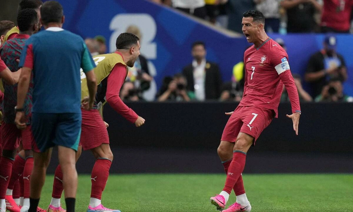 Ibrahimovic chê Ronaldo: ‘Cứ như vừa trở về từ hành tinh khác’ - hình ảnh - shbetvn1.com