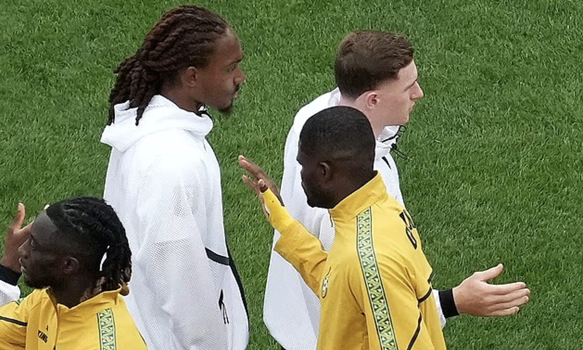 Cầu thủ Anh từ chối bắt tay đối thủ ở World Cup: Djed Spence và hành động gây tranh cãi - hình ảnh - shbetvn1.com Cầu thủ Anh từ chối bắt tay đối thủ ở World Cup: Djed Spence và hành động gây tranh cãi - hình ảnh - shbetvn1.com
