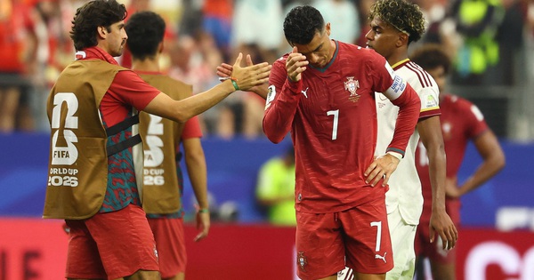Ibrahimovic chê HLV Martinez không dám hy sinh Ronaldo, khiến Bồ Đào Nha bị loại cay đắng - hình ảnh - shbetvn1.com Ibrahimovic chê HLV Martinez không dám hy sinh Ronaldo, khiến Bồ Đào Nha bị loại cay đắng - hình ảnh - shbetvn1.com