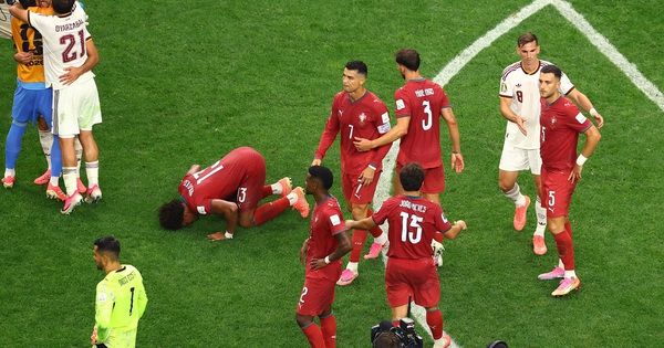HLV Tây Ban Nha gây sốt với cảnh ôm Ronaldo: ‘Tôi ngưỡng mộ giá trị anh ấy…’ - hình ảnh - shbetvn1.com HLV Tây Ban Nha gây sốt với cảnh ôm Ronaldo: ‘Tôi ngưỡng mộ giá trị anh ấy…’ - hình ảnh - shbetvn1.com