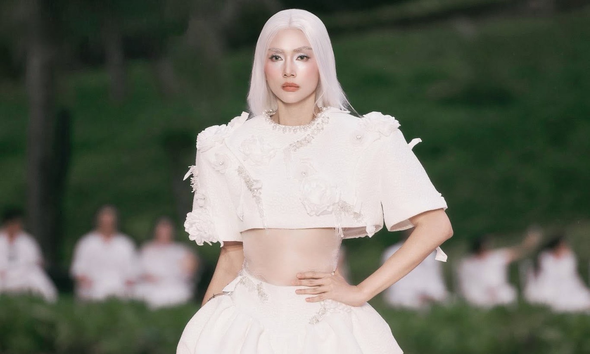 Võ Hoàng Yến catwalk trên môtô địa hình: Khi thời trang gặp tốc độ - hình ảnh - shbetvn1.com Võ Hoàng Yến catwalk trên môtô địa hình: Khi thời trang gặp tốc độ - hình ảnh - shbetvn1.com