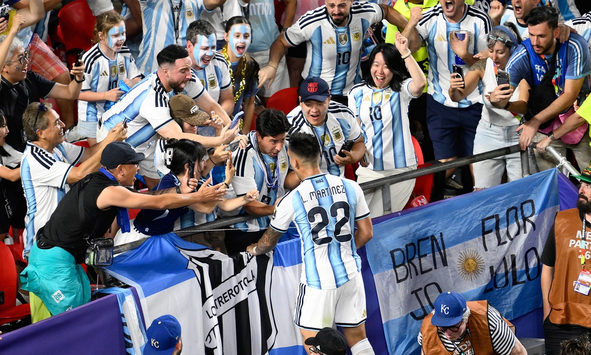 Báo Anh đặt dấu hỏi về việc tiền đạo Argentina thoát thẻ đỏ: góc nhìn mới cho người chơi Việt - hình ảnh - shbetvn1.com