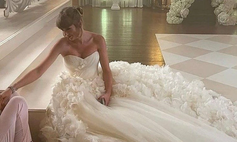 Taylor Swift diện đầm cưới Dior trong hôn lễ – SHBET baccarat và làn sóng cược giải trí toàn cầu - hình ảnh - shbetvn1.com Taylor Swift diện đầm cưới Dior trong hôn lễ – SHBET baccarat và làn sóng cược giải trí toàn cầu - hình ảnh - shbetvn1.com